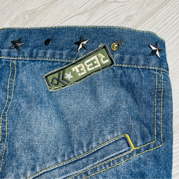 Upcycled ranbeeri blue jeans jacket with rivets and punch rock patch’s XL stars - Picture 7 of 8
